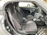 身体を支える形状のシートと、手の届きやすい位置にまとまった運転席まわり。落ち着いた色合いの室内で、乗り降りの際にもシートや足元の様子を確認しやすい空間です。