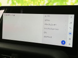 大きな画面に車両情報などのメニューが整理され、必要な項目を見つけやすい構成です。表示を確認しながら選べるため、日常の移動をサポートする便利な装備としてお使いいただけます。