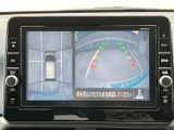 車両周辺の映像を画面で確認でき、駐車時の周囲確認をサポートします。俯瞰表示と後方映像を見比べながら位置関係を把握しやすく、狭い場所での駐車や切り返しにも役立つ便利な装備です。