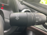 レバーに表示がまとまり、必要な操作を目で確認しやすい配置です。運転席から手を伸ばしやすい位置にあり、日常の運転で使う灯火類の操作をスムーズに行える便利な装備です。