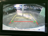 後方の様子をモニターで確認でき、駐車時の周囲確認をサポートします。画面には進行方向の目安となるガイド線も表示され、駐車枠に合わせる際の参考として便利です。
