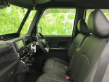 前席は視界が広く、運転席から助手席まで見通しのよい室内です。身体を預けやすいシートとすっきりした足元で、乗り降りの際もゆとりを感じます。