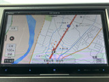 画面上で周辺の道路や施設名を確認でき、現在地を把握しながら目的地までの道順を検討できます。タッチ操作で必要な情報にアクセスしやすく、日々のお出かけをサポートします。