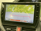 後方の映像に加えてガイド線も表示され、駐車位置を確認する際に役立ちます。画面を参考にしながら周囲を直接確認できるため、駐車時の目安として日常で便利に活用できます。
