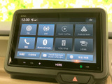 ラジオやBluetooth Audio、Apple CarPlayなど、複数のメニューが画面上に並びます。アイコン表示で目的の項目を選びやすく、通勤や買い物など日常の移動に便利に活用できます。