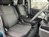 前席は視界を確保しやすい着座位置で、運転席と助手席それぞれにゆったり座れる空間が広がります。落ち着いた色合いのシートと肘掛けを備え、日々の移動も快適に過ごせそうです。