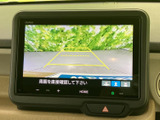 後方の映像に目安となるガイドラインが表示され、駐車時に車両と周囲の位置関係を把握しやすい仕様です。画面だけに頼らず、目視確認と併せて日々の駐車をサポートします。