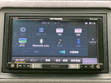 DISCやFM、Bluetooth Audio、USBなど、複数の音源を画面から選べる仕様です。普段お使いの機器や聴きたい内容に合わせて切り替えられ、移動中の音楽も楽しめます。