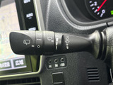 表示マークを見ながら操作内容を確認できるレバーです。運転席から手元に届きやすい位置にあり、雨天時など天候の変化に合わせて使う装備として、日々の運転をサポートします。視認しやすい表示もポイントです。