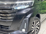 【LEDヘッドライト】悪天候や夜間走行時も良好な視界を確保し安心して運転できる高輝度LEDヘッドライトを装備!点灯速度が早く、消費電力も抑えられています。