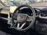 運転席まわりはメーターや画面が前方にまとまり、運転中も視線を移しやすいレイアウトです。ステアリングを中心に必要な表示を確認しやすく、毎日の移動を落ち着いて始められます。
