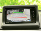後方の様子を画面で確認でき、駐車時の周囲確認をサポートします。画面内のガイド表示も目安にしながら、車庫入れや狭い場所での後退時に役立てていただけます。