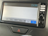 FM・AM・テレビ・SDなどの項目が画面下部に並び、使いたい音源を選びやすい構成です。表示内容を確認しながら、日常の移動に合わせてご利用いただけます。