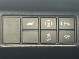 【パワーバックドア】荷物を抱えた状態でもリアゲートの開閉が可能です。お買い物時やアウトドアの際に役立ちますね。