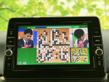 テレビ番組を画面で視聴でき、停車中の待ち時間などにも活用できます。映像を楽しみたい方にうれしい、車内で便利な装備です。