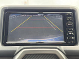 後方の映像にガイドラインが表示され、駐車時の車両周辺の確認をサポート。画面上で進行方向を把握しやすく、狭い場所での車庫入れや日常の駐車にも活用いただけます。
