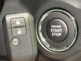 【キーレススタートシステム】カバンやポケットに入れたままでもドアの施錠・解錠が可能なスマートキーを装備。エンジンのオン・オフ時もカギを取り出す必要が無いからとっても便利です♪