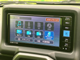 音楽やラジオなど複数のソースを画面から選択でき、その日の気分に合わせて使い分けられます。項目がアイコンで並び、目的の機能を見つけやすい操作画面です。