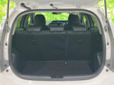 後席を起こした状態では、荷室の奥行きを活用して日常の荷物を積み込めます。開口部が広く、荷物の出し入れもしやすい形状です。買い物や外出時にも便利にお使いいただけます。