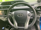 手元にはオーディオなどのスイッチがまとまり、運転姿勢のまま各種操作を行いやすい配置です。表示を確認しながら扱えるため、日常の運転時にも便利に活用できます。