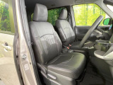 運転席まわりには十分なスペースがあり、大柄な方でもゆったり運転していただける環境です。