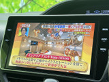 テレビ番組を表示できる画面を備えており、停車中の休憩時間に映像を楽しめます。画面内の表示も確認しやすく、待ち時間を過ごす際にも便利な装備です。走行中の視聴を前提としないご案内です。
