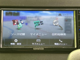 画面にはソース切替や目的地検索などのメニューが表示され、項目を見ながら機能を選びやすい構成です。情報・設定や電話メニューも並び、日常の移動に合わせて使い分けしやすい装備です。