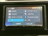 FM・AMラジオやDVD・CD、SDメモリーカードなど、複数の音源を選択できる画面です。USBやBluetooth Audio、テレビなども一覧から選べるため、用途に合わせて使い分けられます。