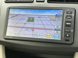 地図上に道路や周辺施設、自車位置などが表示され、現在地を把握しながら目的地周辺を確認できます。画面上の拡大縮小も使え、行き先の確認に便利です。