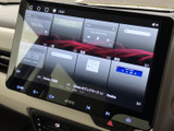 さまざまな情報や映像を表示できるモニターを備えています。停車中にはテレビや映像を視聴する際にも活用でき、待ち時間を過ごす場面にも便利です。画面上で内容を確認しながら操作できます。