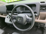 ステアリング上に複数のスイッチを配置し、運転姿勢を保ちながら手元で各種操作ができます。メーターを見ながら使いやすいレイアウトで、日々の運転をサポートします。