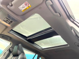 【大型サンルーフ】車内の解放感が一気に上がる大型のパノラマルーフ!季節を問わず開放的で快適なドライブをお楽しみいただけます。流通量も少なく希少価値の高い人気の装備です♪