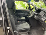 前席はゆったりとした座面とヘッドレストを備え、落ち着いて運転に集中しやすい空間です。窓からの視界も確保され、乗り降りの際も車内の様子を確認しやすくなっています。
