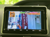 テレビ番組を表示できる画面を備え、停車中に映像を視聴して過ごせます。画面内の案内から操作項目を確認しやすく、待ち時間にも便利です。