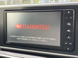 画面と周囲の操作ボタンがまとまっており、ナビやオーディオの操作時に確認しやすい構成です。目的地の確認から音楽の選択まで、日々のお出かけをサポートしてくれます。