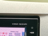 画面表示を活用して、駐車時の確認をサポートするモニターです。車庫入れや狭い場所での駐車時に役立ち、周囲を直接目視で確かめながら操作できます。