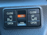 【両側パワースライドドア】スマートキーや運転席のスイッチで後席両側スライドドアの開閉が可能♪電動だから力を入れてドアを開ける必要が無く、小さなお子様でも簡単に開け閉めでき快適です♪