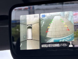 後方の映像に加え、車両周辺を上から捉えた表示も確認できます。画面上の色付きガイドを目安にしながら、駐車時に周囲の状況を確かめられる便利な装備です。