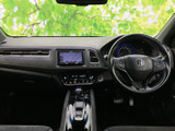 運転席から助手席まで見渡せる前席まわりは、各部がまとまった落ち着きのある空間です。フロントガラスからの視界も広く、メーターやセンターディスプレイが目の届く範囲に配置されています。