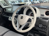 運転席まわりは、前方を見渡しやすい位置にメーターや画面がまとまり、視線の移動を抑えやすい配置です。明るい色合いのステアリングと、落ち着いたシートで過ごせます。