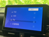 FM・AMラジオやテレビなど、選択できる音源が画面上に並び、使いたい項目を確認しやすい表示です。停車中の操作時も選択肢を把握しやすく、日常の車内時間に便利です。