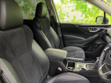 前席はゆったりとしたシート形状で、運転席と助手席の間にはアームレストや収納スペースも備わります。窓からの見通しもよく、日々の移動を快適に過ごせる室内です。