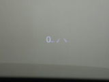 ヘッドアップ・ディスプレイ(HUD)現在のスピードや、前方の車線情報など、運転に必要な情報を、目の前のウインドウガラスに表示する機能です。これにより、目線の移動が少なく済み、安全です。