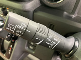 レバーには前後のワイパーに関する表示がまとまり、必要な操作を目で確認しやすい仕様です。手元で扱える位置に配され、雨天時などの運転をサポートしてくれます。