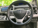 手元に複数のスイッチがまとまり、運転姿勢を保ったまま各種機能を扱いやすい配置です。握りやすい形状と見やすいスイッチ類で、日常の運転をしっかりサポートします。
