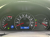 速度や燃料残量などをひと目で確認しやすい、まとまりのある表示です。運転席から必要な情報を把握しやすく、日々の走行時に車両の状況を確認するのに役立ちます。中央には走行距離も表示されています。
