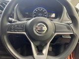 手元にはオーディオ操作などに使えるスイッチが備わり、運転姿勢を保ったまま機能を扱いやすい仕様です。視線を大きく移さずに操作でき、日常の運転をより便利にサポートします。