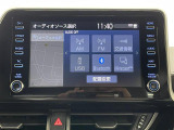 【純正8インチディスプレイオーディオ+ナビ】ナビ機能を搭載した、大画面で高い視認性を誇るディスプレイオーディオ。AppleCarPlay、AndroidAutoにも対応。