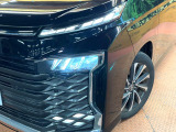 【LEDヘッドライト】悪天候や夜間走行時も良好な視界を確保し安心して運転できる高輝度LEDヘッドライトを装備!点灯速度が早く、消費電力も抑えられています。