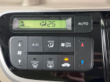 【オートエアコン】一度お好みの温度に設定すれば、車内の温度を検知し風量や温度を自動で調整。暑い&hellip;寒い&hellip;と何度もスイッチ操作をする必要はありません。快適な車内空間には必須の機能ですね♪